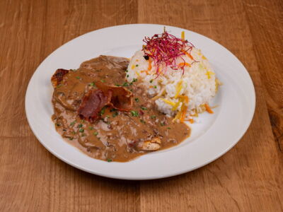 Mittagessen für Firmen mit hochwertigen Lebensmitteln und einfacher Zubereitung - Beispielbild: Jägerschnitzel mit Reis und Sauce von der Pute
