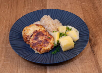 Online Essen bestellen für daheim oder Urlaubsgäste Region Schladming - Beispielbild: Kaspressknödel mit Sauerkraut und Petersilkartoffeln
