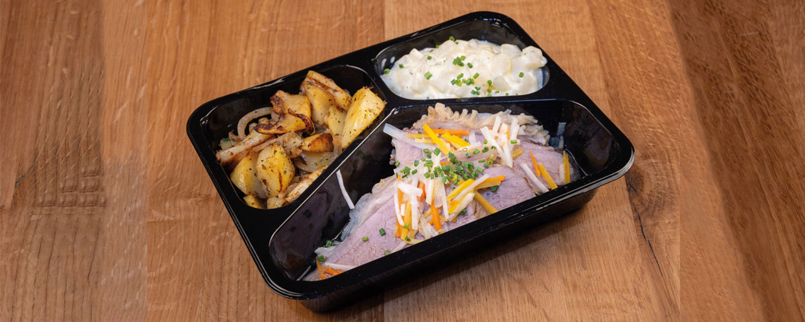 Mittagessen für Firmen mit hochwertigen Lebensmitteln und einfacher Zubereitung - Beispielbild: Wurzelfleisch mit Bratkartoffeln und Spargel