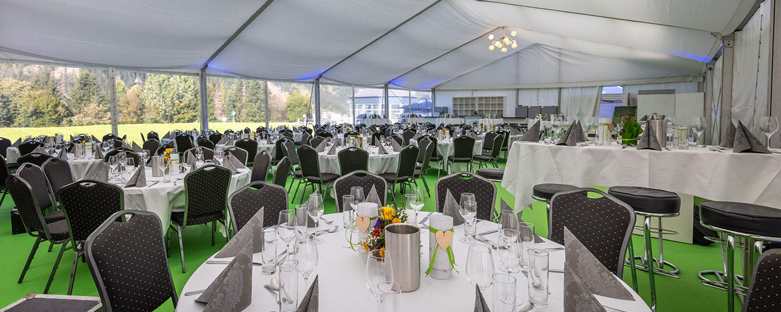 Gedeckte Tische im Veranstaltungszelt - alles vorbereitet für das Catering von Kulinarwerk Fresh in Schladming