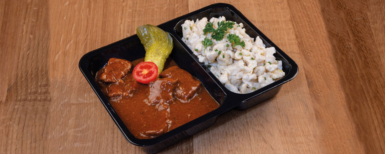 Mittagessen für Firmen mit hochwertigen Lebensmitteln und einfacher Zubereitung - Beispielbild: Rindsgulasch mit Spätzle